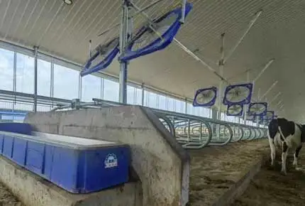 À quels pâturages sont adaptés les éviers d'eau chauffés et isolés?