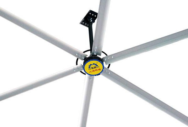 Comment choisir le bon ventilateur de plafond industriel HVLS