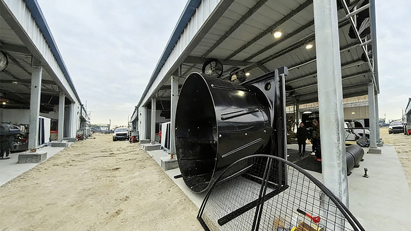 Ventilateur d'extraction EC industriel de 98 pouces avec indice IP55 et moteur PM sans balais, optimisé pour les environnements difficiles comme les élevages porcins et les serres.