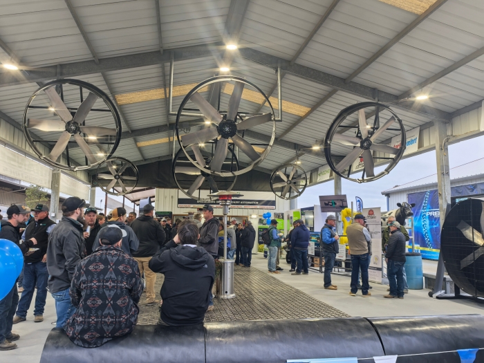 Une vitrine technique des points forts de l'équipement d'élevage Terrui 2026, montrant les ventilateurs à entraînement direct PMSM économisant 30 % d'énergie et les abreuvoirs chauffés intelligents antigel conçus pour la productivité de l'élevage toute l'année. Une vitrine technique des points forts de l'équipement d'élevage Terrui 2026, montrant les ventilateurs à entraînement direct PMSM économisant 30 % d'énergie et les abreuvoirs chauffés intelligents antigel conçus pour la productivité de l'élevage toute l'année.